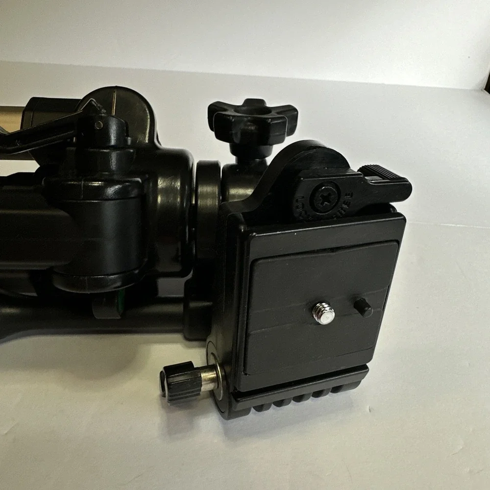 Velbon S-4000 Deluxe Tripod w/1/4